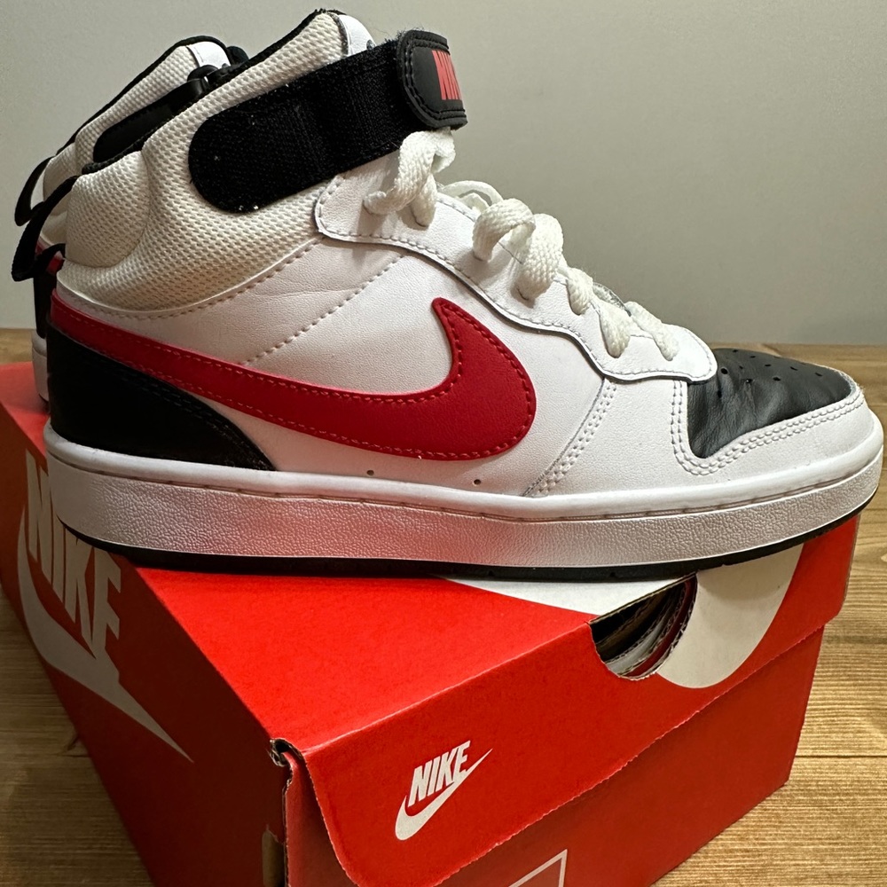Like new boys Nike